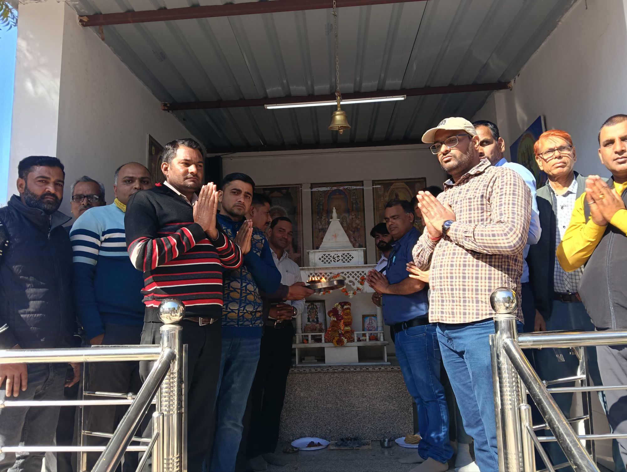 रेलवे के एसएसई देवेंद्र बंसल के स्थानांतरण पर दी गई भावभीनी विदाई