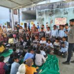 कड़ाके की ठंड में स्कूली बच्चों के चेहरे खिले ।