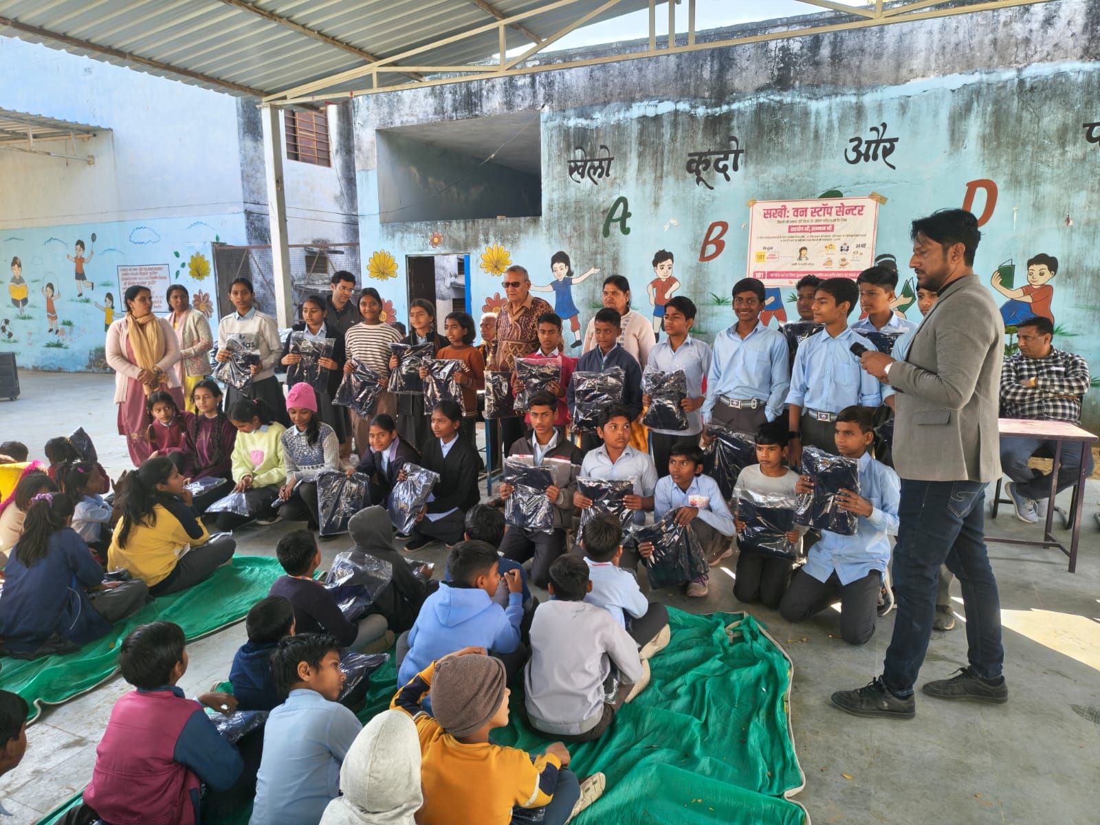 कड़ाके की ठंड में स्कूली बच्चों के चेहरे खिले ।