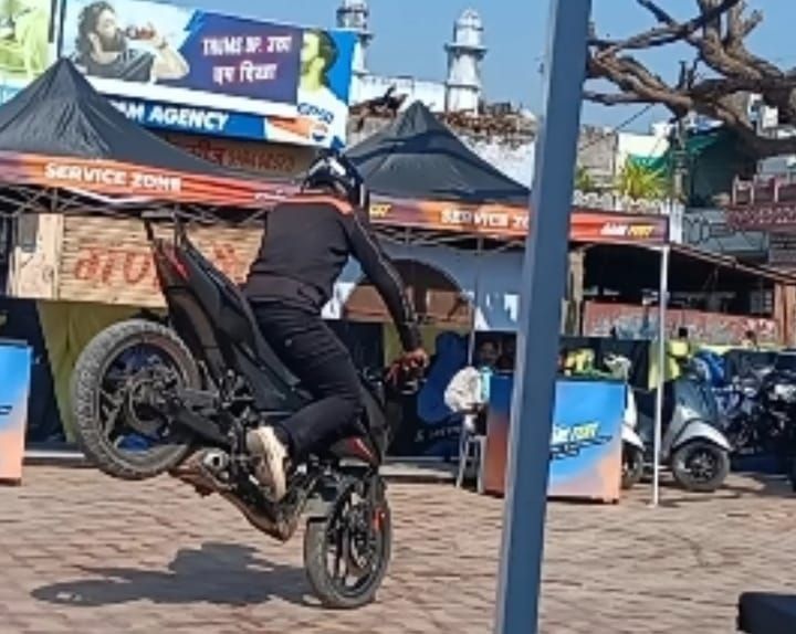 फुलेरा में बजाज का शानदार स्टंट&nbsp; कार्यक्रम आयोजित।