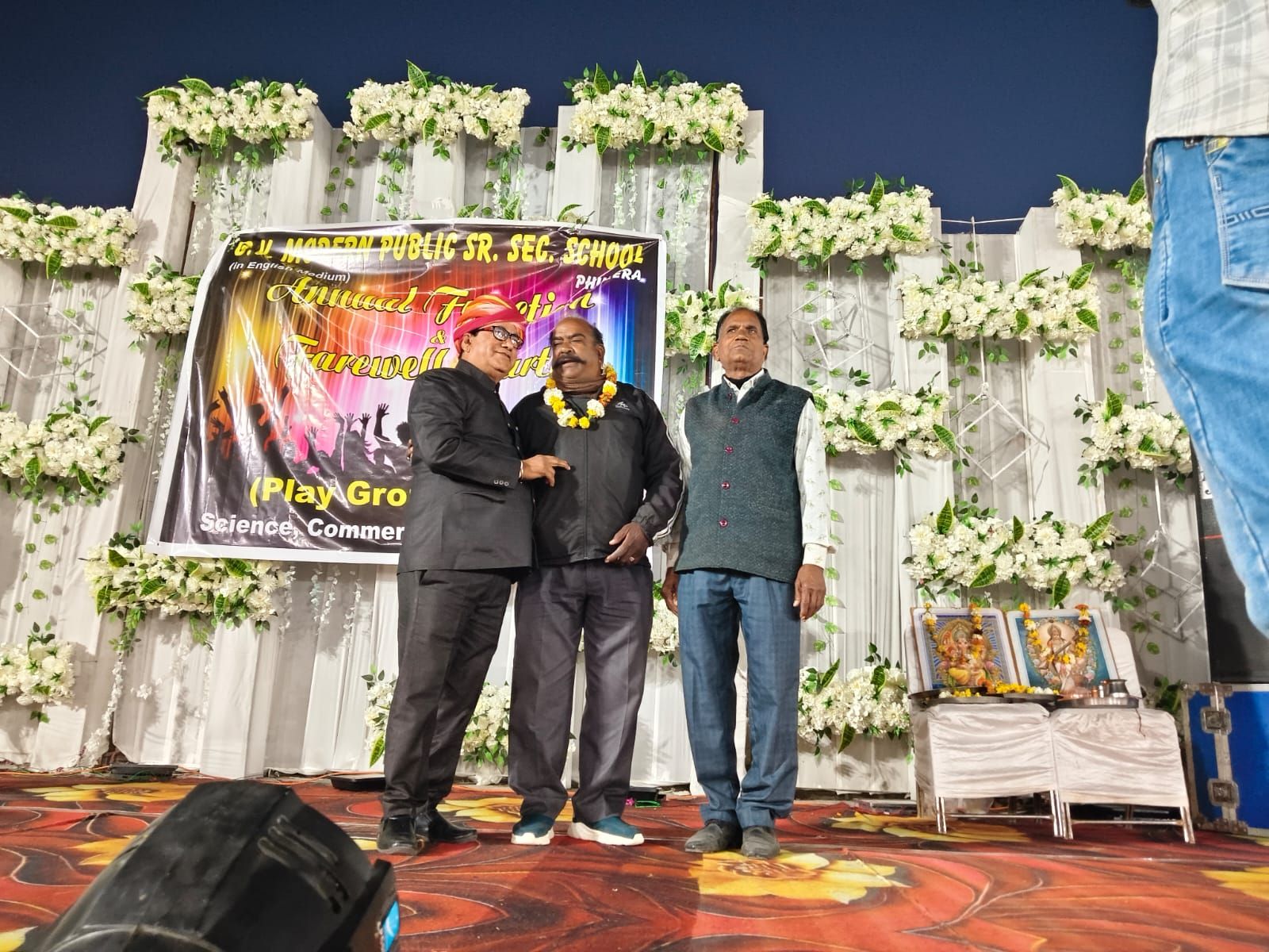 जीवी मॉडर्न पब्लिक स्कूल का प्रतिभा सम्मान एवं विदाई समारोह संपन्न।