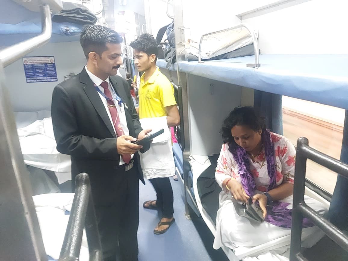 उ प रेलवे ने टिकट चेकिंग में ऐतिहासिक उपलब्धि हासिल की।