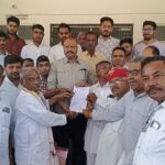 विभिन्न समस्याओं के समाधान की मांग को लेकर स्थानीय ग्रामीणों ने उपखंड अधिकारी सूर्यकांत शर्मा को 15 सूत्रीय मांगों का ज्ञापन सौंपा।