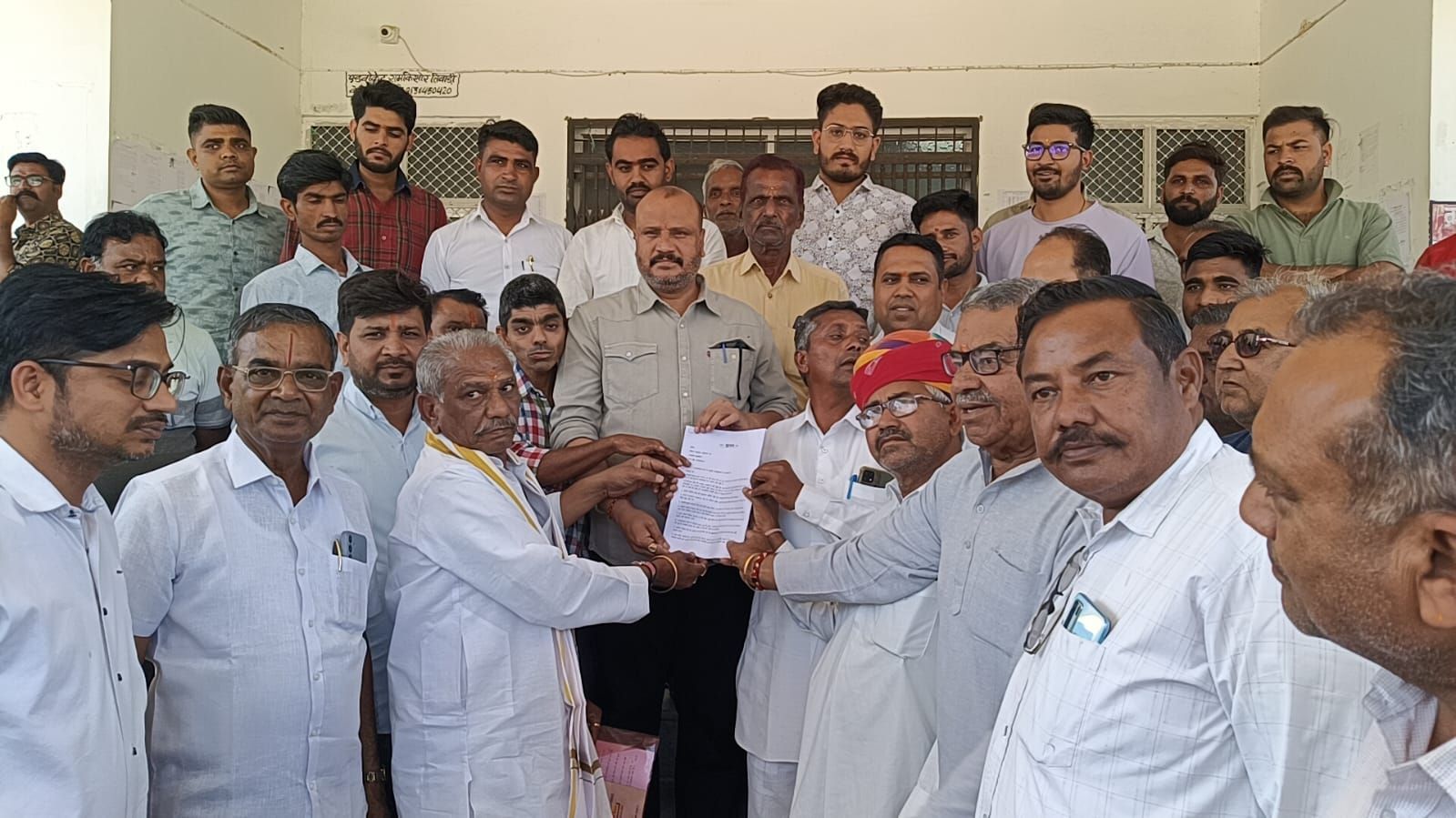 विभिन्न समस्याओं के समाधान की मांग को लेकर स्थानीय ग्रामीणों ने उपखंड अधिकारी सूर्यकांत शर्मा को 15 सूत्रीय मांगों का ज्ञापन सौंपा।