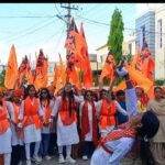 कस्बे में निकली विशाल भगवा शोभायात्रा। युवा युवतियों ने अलौकिक शौर्य प्रदर्शन किया।