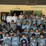 शिक्षकों द्वारा बच्चों को स्कूल बैग वितरण