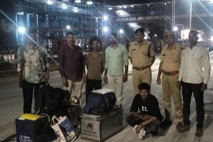 फुलेरा जंक्शन पर खलबली RPF-GRP ने बिछाया जाल। 1.25 लाख की अफीम चूरा के साथ हरियाणा का तस्कर गिरफ्तार।