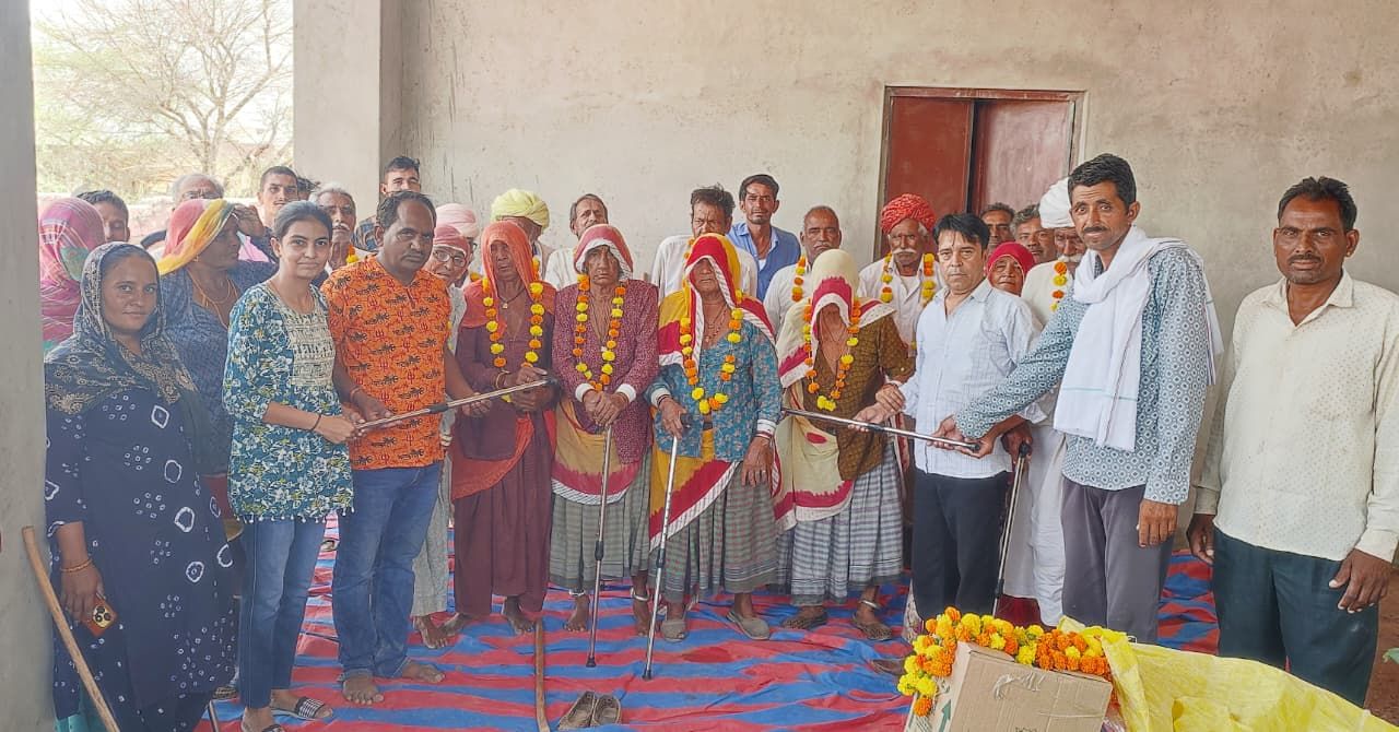 सेनणी गांव में निशुल्क छड़ी (वाकिंग स्टिक) का हुआ वितरण