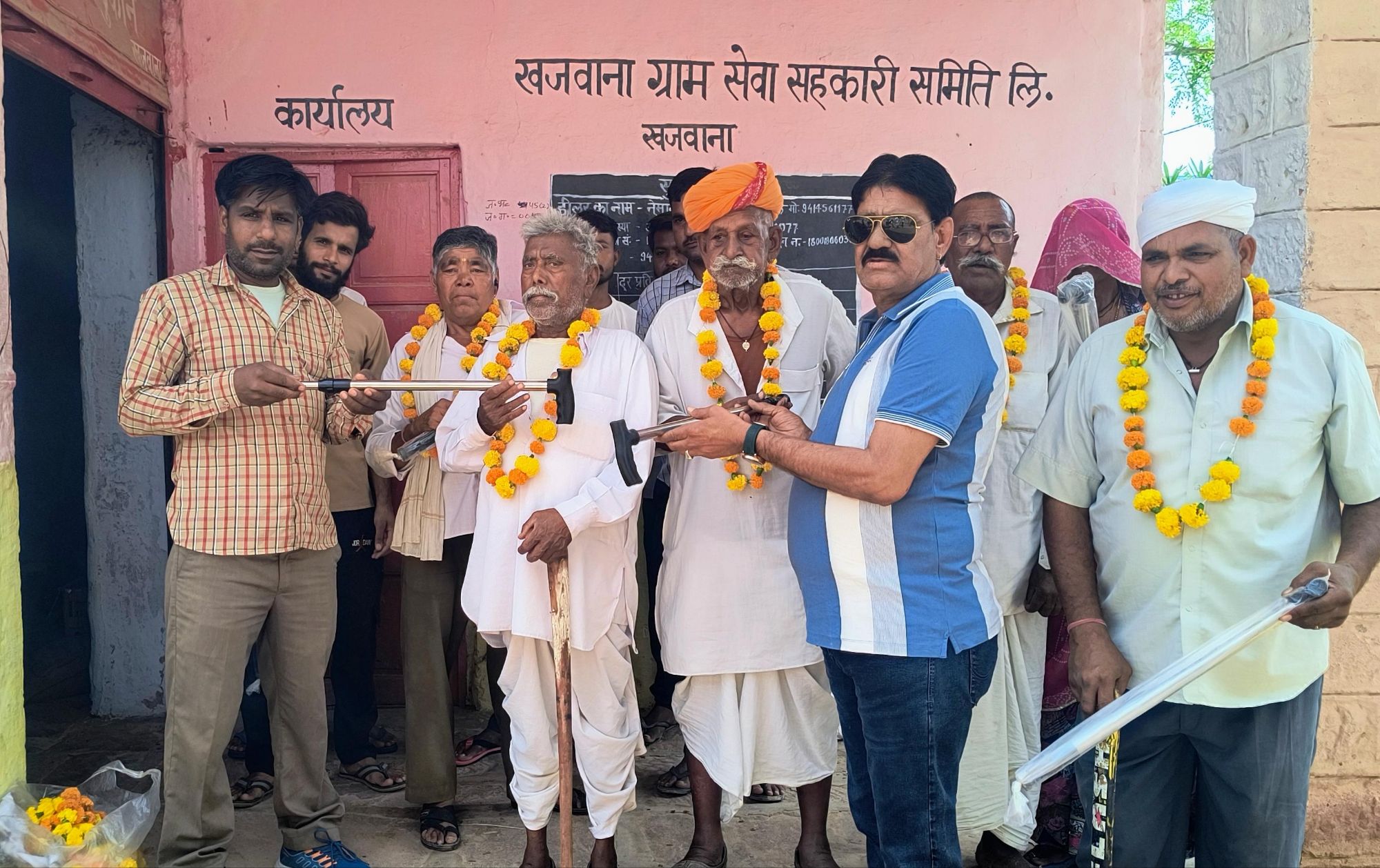 खजवाना गांव में निशुल्क छड़ी (वाकिंग स्टिक) का हुआ वितरण