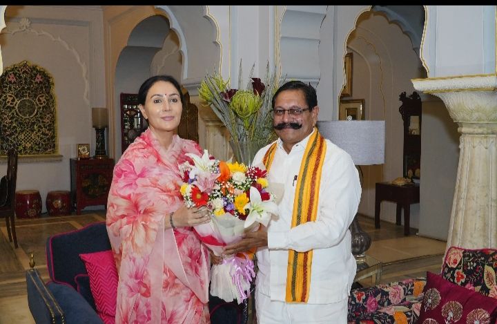शिष्टाचार मुलाकात: उपमुख्यमंत्री दीया कुमारी से मिले श्रीयादे माटी कला बोर्ड अध्यक्ष प्रहलाद राय टाक। जनहित के मुद्दों पर हुई चर्चा।