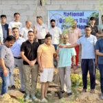 राष्ट्रीय चिकित्सक दिवस पर बरगद फाउंडेशन के साथ निर्माणाधीन जिला अस्पताल परिसर में किया पौधारोपण, पेड़ों के संरक्षण का दिलाया संकल्प