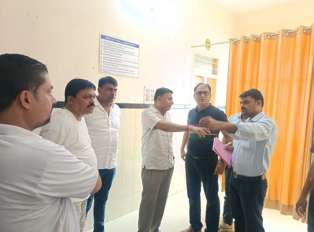 पूर्व विधायक निर्मल कुमावत ने अस्पताल का किया औचक निरीक्षण।