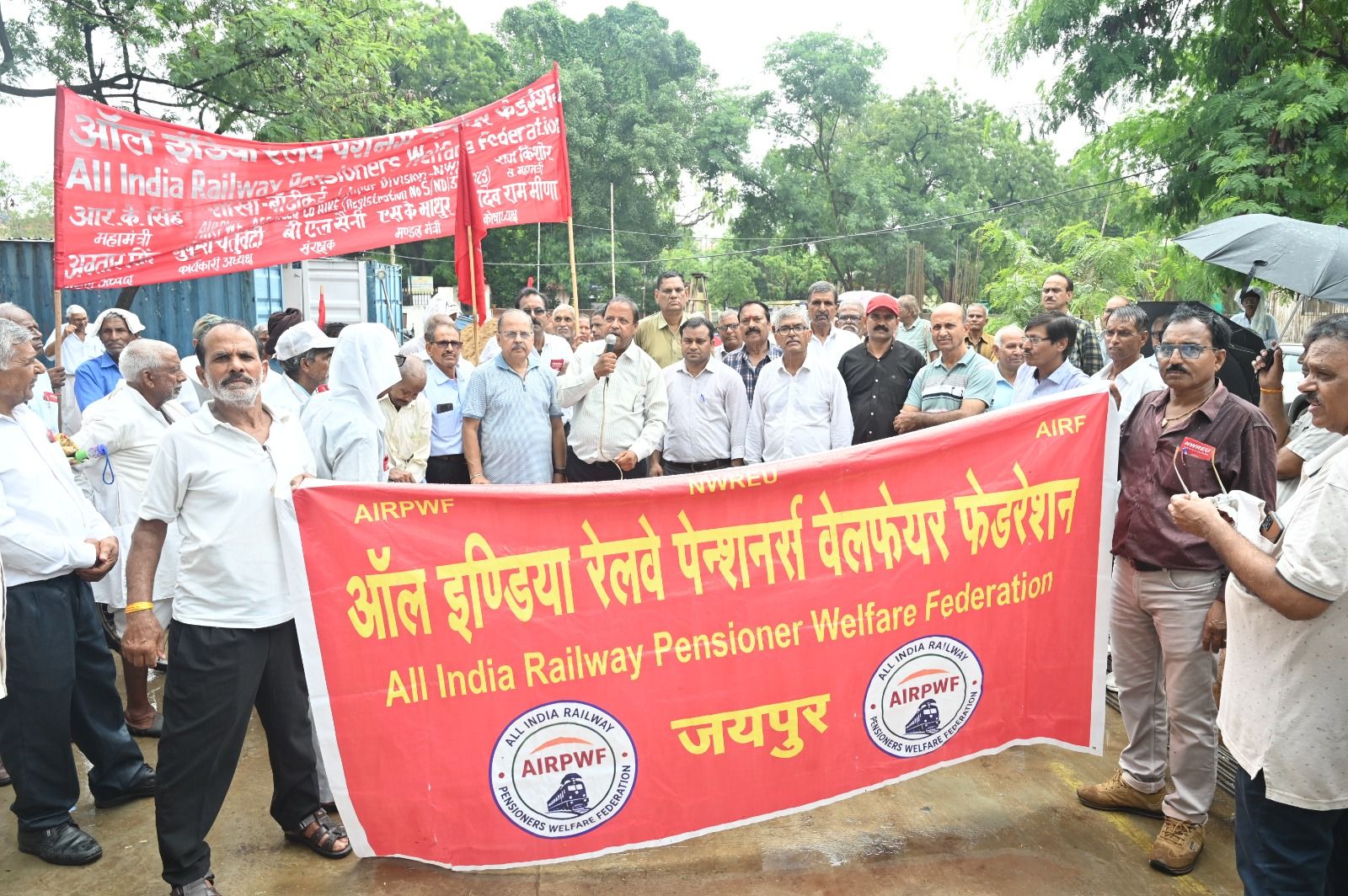 रेल्वे अस्पताल की अव्यवस्थाओं के विरुद्ध पेंशनर्स का प्रदर्शन।